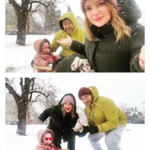 Malvína Pachlová Instagram - Tak jsme ji poprvé vyvezli… a myslím, že to mělo úspěch. Nevím, kdo se bavil víc, jestli my nebo paní Nola. Taky jsme postavili sněhuláka a Nola se hezky porochnila ve sněhu. Bylo to báječný teď všechno usušit a snad nám ten sníh vydrží ať můžeme brzy zas. 😍 #love #family #together #snow #sleigh #❄️#☃️ @milanligac