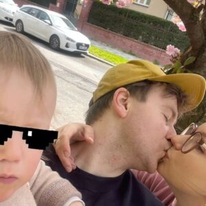 Malvína Pachlová Instagram - Tak jsme to stihli… teda dost za běhu mezi prácí na zahradě… když už je to ten svátek práce že… Podařilo se nám u toho ztratit jedno sluchátko… Teda Enolka ho v rámci hry prostě někam hodila… takže po polibku a kousku cesty jsme se vraceli a hledali… naštěstí našli ❤️ fotka s Enolkou byla důležitější než naše. Takže jsme naší rodinou stihli jen tak v rychlosti… no jo tatínkova holčička… ale teda byl to vydařený den ❤️ děkujuuu #love #together #family #prvnimaj #enola #daddysprincess👑 @milanligac