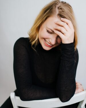 Malvína Pachlová Instagram - Tak Vám přeju krásnou 3. adventní neděli. My konečně stihli koupit stromeček a taky být chvíli  spolu a ne jen furt dohánět, co se musí stihnout… a vlastně ani nemusí, ale je těžký si říct, že třeba nebude dokonale uklizeno… asi to znáte… ten čas spolu, umí byt tak krasnej a naplněnej… tolik jsme to potřebovali… tak snad to máte podobně a i si v tom spěchu zvládnete užívat jeden druhého a třeba slevit z nároků… já se to furt učím… 😂🙈 fotky jsou stále z toho božího focení s @nikolobrova  a @petrasoukupova_com #photoshoot #timetogether #beforechristmas #❤️