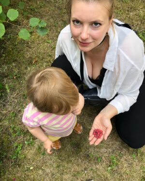 Malvína Pachlová Instagram - Láska… jestli něco miluje Enola nejvíc jsou maliny a jahody v jakékoli podobě… chápu… a pro nás není větší radosti než ji vidět šťastnou, jak se láduje dobrotama ze zahrady. I když to praní potom… hádejte, jak dopadla moje košile… jo a zabírá na to něco? 😂#love #rasberries #straberries #enola #happykid #❤️