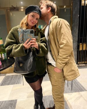 Malvína Pachlová Instagram - Tak byla premiéra… a měla jsem tam pěknou klaku v hledišti… a celý to bylo pro mne moc dojemný a lidsky krásný… celý zkoušení… tak se těším na každou reprízu… nemám z večera fotky, jen tyhle lehce ovíněné z 1 ráno…. Tak moc děkuju… ještě to všechno nějak vstřebávám… Takovéhle zážitky jsou pro mne moc důležité… #love #theater #premiera #coztakhledatsichobotnici #together @milanligac #❤️
