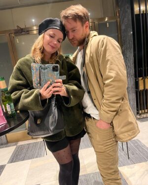 Malvína Pachlová Instagram - Tak byla premiéra… a měla jsem tam pěknou klaku v hledišti… a celý to bylo pro mne moc dojemný a lidsky krásný… celý zkoušení… tak se těším na každou reprízu… nemám z večera fotky, jen tyhle lehce ovíněné z 1 ráno…. Tak moc děkuju… ještě to všechno nějak vstřebávám… Takovéhle zážitky jsou pro mne moc důležité… #love #theater #premiera #coztakhledatsichobotnici #together @milanligac #❤️