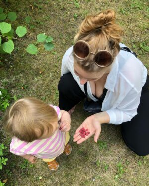 Malvína Pachlová Instagram - Láska… jestli něco miluje Enola nejvíc jsou maliny a jahody v jakékoli podobě… chápu… a pro nás není větší radosti než ji vidět šťastnou, jak se láduje dobrotama ze zahrady. I když to praní potom… hádejte, jak dopadla moje košile… jo a zabírá na to něco? 😂#love #rasberries #straberries #enola #happykid #❤️