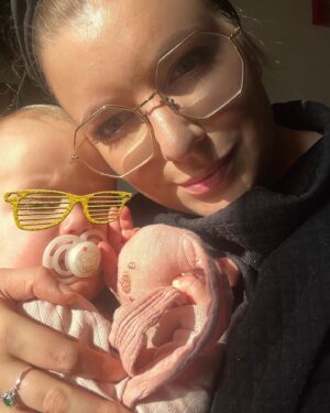 Malvína Pachlová Instagram - Nola má rýmu a k tomu posun času furt nese následky… v podstatě by klidně vstávala třeba ve 3… ukecáváme ji aspoň do 5, ale je to boj. Nos bychom mohli odsavat co 10 minut… no jak z toho ven? 😂 pomoc!  Mně to nespaní fakt neprospívá… #enola #help #sleep #time #howtosolvethis