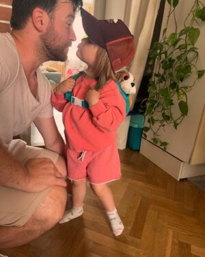 Malvína Pachlová Instagram - Krásný den otců… všechno to nějak rychle utíká ❤️ děkuju, že mám vedle sebe dva takové otce… Milan se tomu mému začíná nějak podobat… 😂😂😂 asi jsou spolu často na doutníku na zahradě… #fathersday #denotcu #love #family @milanligac