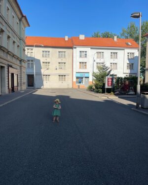 Malvína Pachlová Instagram - Nikde… nikdo… no tak hurá na prázdniny… ❤️ #ulice #serial # @uliceserial #enola #pruzkumnice #poprazdninachcau