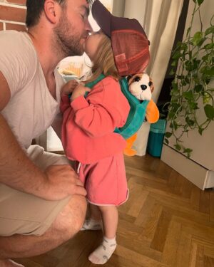 Malvína Pachlová Instagram - Krásný den otců… všechno to nějak rychle utíká ❤️ děkuju, že mám vedle sebe dva takové otce… Milan se tomu mému začíná nějak podobat… 😂😂😂 asi jsou spolu často na doutníku na zahradě… #fathersday #denotcu #love #family @milanligac