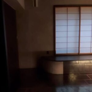 Mami Instagram - “龍宮”
2024,06,24, 佐賀県嬉野市・和楽園
@warakuen_chagokoro 

素晴らしい旅館の50周年を記念し、リニューアルされた客室の内装を担当いたしました。

「書く文字はお任せします」
と３代目よりオーダーをいただき、”日本三大美肌の湯” として知られる嬉野の泉質に癒されつつ、頭を振り絞って考えました。

左の壁「龍宮」は、
壁：艶消し藍色
インク：艶ありのネイビー
※これからベッドが来るので下のスペース空けてます💤

右の壁「亀ものがたり」は、
壁：艶消し藍色
インク：艶あり黒、艶ありネイビー、艶消し青緑

3色で書いた「亀ものがたり」は角度により見え方が変わり、まるで立体物のような平面作品を完成させることができました。

また、「龍宮」の文字を選んだ理由は以下。

--

①和楽園入り口にある池の亀たちが、竜宮城の乙姫を慕っていたという「亀ものがたり」のお話よりインスピレーションを受けた。

②竜宮城には水の神様がいる。和楽園はお茶と温泉を大切にしていて、どちらも水が鍵となる。

③竜宮城に赴いた者へは宝物が与えられる。私自身も、和楽園にて沢山の宝物となる時間を過ごさせていただいた。

④和楽園から徒歩圏内に豊玉姫（別名：乙姫）をお祀りする神社があり、書く前に参拝した。

〜三代目より個人的なエピソードも入れてOKと言われたので〜

⑤和楽園に伺った２日間、爽やかな雨が降っていて、龍神様が喜んでいるように感じた。

⑥自分自身の中にも新しい命がいて、水（羊水）がとても大切。龍年に子供を授かり出産することと、和楽園も今年50周年を期に新たな挑戦をするということで、「竜宮」を「龍宮」と表記した。

--

和楽園さん50周年おめでとうございます。
そしてお招きいただき、特別な時間を作っていただき、ありがとうございます！！！
またすぐに行きたい♨️🍵　

#和楽園 #嬉野温泉 #嬉野茶
#書道家万美 #mamimozi #Calligraf2ity
