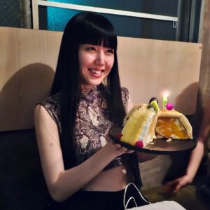 Mami Instagram - 2024.06.06. Today is my birthday!
34歳になりました。産んでくれた親に感謝。
そして自分も3ヶ月後、親になる予定。

万美現在妊娠7ヶ月。
最近、胎動を感じながら書道しています。

-

「子宮にガンがあります。」
医師からこう告げられたのは今年の3月上旬。4回目の妊婦健診中だった。

さすがに数日間は落ち込んだが、
「 ”生と死” という相反する２つが１つの子宮に同居してるの逆に貴重。女性だからこその経験だし、なんならこの事実を作品にしよう！」
と状況を飲み込み、書道にした。

そうして書けた「生死」が循環する作品。
生の最終筆画と死の最初の筆画が重なり、また死の最終筆画が生の1画目に繋がる。
○の中で循環していく、輪廻転生🌐

皆様に心配かけたくないので先に検査結果を書く。
結果が出たのは3月下旬。
症状は「異形成」
つまり「ガン手前の細胞がありますよ〜。」ということで、多くが自然治癒する状態らしい。
ただ、この結果が出るまでの２週間はとても苦しかった、、。

ここから少し振り返る。
検査をしたのは2月半ば。
妊婦健診の際、厚生労働省のシステムに組み込まれてた流れで自動的にがん検診へ。
そしてその3週間後、「子宮ガンですね。」と医師から重めに告げられた。
「え、どういうこと？」と、当時は余裕で戸惑った。

「場合によっては赤ちゃんを出して(堕ろして)子宮も摘出〜」
と続く。
「ん？せっかく来てくれた命を？、、そして、え？子宮まで、、？取る？、、無理無理、え？」
もう話が入ってこない。

3日後、紹介された病院へ行き、精密検査へ。
できる限り前向きに「この子が来てくれたから癌細胞が見つかった。もしこの子の命が失われても、私自身に危険を知らせるために、強制的に診察させるために、宿ってくれたんだ」と、感謝してみつつ言い聞かせた。

2週間経ち、3月下旬、結果説明。
1人、つわりでいつ吐くか分からない怠い体をタクシーに乗せ、待合室でドキドキしながら1時間待機。(なぜ病院は指定された時間に行っても長時間待たせるの？前後の仕事をどうにか調整して無理やり予約した&検査結果への不安と孤独感でイライラMAX、、愚痴です。)

医師からの報告は、
・妊娠の継続は可能。堕ろさなくて良い。
・産んだらすぐに再検査しましょう。

つまり「母子共にあと半年の命は奪われない」と解釈。
ひとまず良かった。
「異形成」というものをどう治療するかの話はその時は全くなく、むしろ「気をつけろ。ストレス溜めるな。なんかあったら病院に」といった内容の話だったが、帰宅後に10時間くらいネットで調べたら「ほとんどが自然治癒」という、そこまで不安にならなくてもいい内容だった。その後、仕事量を減らし寝る時間を増やす日々を送っている。

検査日から結果報告日までの3週間、自分に限ってそんな悪い結果になるはずない！と信じて周りには元気に明るく振る舞いつつも、心の奥底では不安すぎて部屋が荒れたりソワソワしたりホルモンバランスで急に涙出たり気が沈む2週間だったから、すこし安心した。
あとBAD入ってる時は無理矢理仕事に集中させて己を保った。

思い返せば妊娠がわかった今年1月、会社の売り上げを落としたくない気持ちと、これから出費も嵩む&産休もとらないといけないから、気合い入れて2月&3月は仕事を受ける量を増やそう！と、断る量を減らし、鬼のスケジュールを組んだ矢先の宣告だったから、まじで寝ないとガン進行するぞ！？の恐怖に怯えながら納品1日1件ペースで仕事しまくった。（ありがたいことに利益かなり上げられた）

人生最繁忙期を自ら作って自爆した。
「ガン」の言葉で精神面がやられ、ツワリも出てきて自分の体なのに自分でコントロールできなくなって、、食事が苦痛の日々だったな。
案件の9割を延期してもらって周りに迷惑たくさんかけたし、そんな自分が情けなかった。

けどその期間、去年から一緒に動いてくれてる副業スタッフ2人が積極的にメールを返事してくれたりミーティングも代わりに出てくれたりと、私自身が対応する量が少しずつ減っていた。彼らの成長が嬉しいし、いつも助かってます。ありがとう。
人に自分の仕事を任せられるようになった自分も成長した。

そんなこんなで、検査結果出るまで毎日が恐怖だった。いつも以上に死ぬ気で書いた。書きながら、せめてお腹の命だけでも生かせないかと人工子宮に想いを馳せたり、、

時系列や感情ごちゃごちゃ文章だけど、、
とりあえず検査大事。時間を作ってでも皆さん行ってください。
何も無ければラッキー。見つかってもラッキー。初期の段階での発見はまだ安心！不安だけどね！！！
もちろんお金も時間もかかるけど、自分の体のためだし、健康を得るために何か我慢するのも悪くないと思う！

今は安定期に入り、臨月までの残り2ヶ月でどれだけ動けるか、どれだけ楽しく仕事できるかを実証中✈️
ギリギリまで働くのでおもろいプロジェクトあればすぐ声かけて！！！

#誕生日 #輪廻転生 #ちなみに子宮筋腫もある🪨