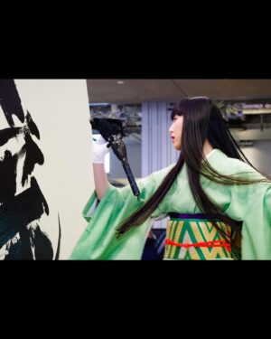 Mami Instagram - 龍 / Dragon 🐉
令和6年能登半島地震にて被災された方々の日常が少しでも早く帰ってくるよう、そしてこれ以上の被害が出ないよう。
支援がちゃんと行き届くことを祈るばかりです。
Japan's "Noto Peninsula" was hit by a major earthquake on January 1st. I painted this on January 2nd praying for it.

1月2日、12時～の10分間に行われたパフォーマンス時は、まだここまで大きな被害が出ているなんて思いもしませんでした、、。
パフォーマンス最後の作品説明タイムの前に申し上げたよう、ほんとにこれ以上の被害が出ないことを心からお祈り申し上げます。
私は被害がないため、全力で書道して全力で日常を過ごしま
す！

このパフォーマンスまでに連絡のやり取りを手伝ってくれた
Z （ @kaleva_aalto ）、当日気を張り巡らせてくれたMC（ @micco_023 ） & Bambil ( @bambi2101 )、素晴らしいキャンバスを作ってくれるHABARIWOOD氏
（ @habari_wood ）そしてお声がけいただいた宮下パークさんありがとうございます！BIG UP!!
写真提供5,6,9：たしたし氏