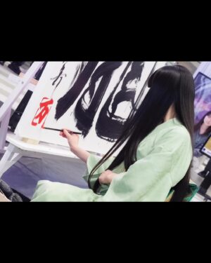 Mami Instagram - 龍 / Dragon 🐉
令和6年能登半島地震にて被災された方々の日常が少しでも早く帰ってくるよう、そしてこれ以上の被害が出ないよう。
支援がちゃんと行き届くことを祈るばかりです。
Japan's "Noto Peninsula" was hit by a major earthquake on January 1st. I painted this on January 2nd praying for it.

1月2日、12時～の10分間に行われたパフォーマンス時は、まだここまで大きな被害が出ているなんて思いもしませんでした、、。
パフォーマンス最後の作品説明タイムの前に申し上げたよう、ほんとにこれ以上の被害が出ないことを心からお祈り申し上げます。
私は被害がないため、全力で書道して全力で日常を過ごしま
す！

このパフォーマンスまでに連絡のやり取りを手伝ってくれた
Z （ @kaleva_aalto ）、当日気を張り巡らせてくれたMC（ @micco_023 ） & Bambil ( @bambi2101 )、素晴らしいキャンバスを作ってくれるHABARIWOOD氏
（ @habari_wood ）そしてお声がけいただいた宮下パークさんありがとうございます！BIG UP!!
写真提供5,6,9：たしたし氏