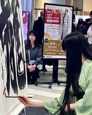 Mami Instagram - 龍 / Dragon 🐉
令和6年能登半島地震にて被災された方々の日常が少しでも早く帰ってくるよう、そしてこれ以上の被害が出ないよう。
支援がちゃんと行き届くことを祈るばかりです。
Japan's "Noto Peninsula" was hit by a major earthquake on January 1st. I painted this on January 2nd praying for it.

1月2日、12時～の10分間に行われたパフォーマンス時は、まだここまで大きな被害が出ているなんて思いもしませんでした、、。
パフォーマンス最後の作品説明タイムの前に申し上げたよう、ほんとにこれ以上の被害が出ないことを心からお祈り申し上げます。
私は被害がないため、全力で書道して全力で日常を過ごしま
す！

このパフォーマンスまでに連絡のやり取りを手伝ってくれた
Z （ @kaleva_aalto ）、当日気を張り巡らせてくれたMC（ @micco_023 ） & Bambil ( @bambi2101 )、素晴らしいキャンバスを作ってくれるHABARIWOOD氏
（ @habari_wood ）そしてお声がけいただいた宮下パークさんありがとうございます！BIG UP!!
写真提供5,6,9：たしたし氏