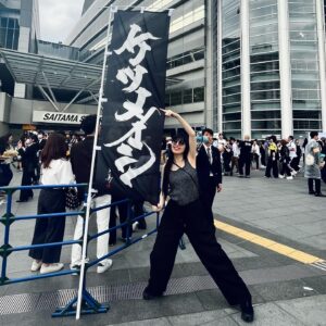 Mami Instagram - \ 万美文字 "ケツメイシ" トラック/

ケツメイシ TOUR 2024, 4/21 埼玉スーパーアリーナ
@ketsume_official 
道玄坂の蕎麦屋クルーと遠足🚃

様々なアイテムに万美文字ご使用いただき光栄です。
特にトラックのナンバーが「け・・66」だったのが嬉しい！私の誕生日が6月6日でいつも66という数字が人生にまとわりついてるので。ケツメイシ66

そして何よりケツメイシのライブとても楽しかった！
客層の幅広さ、3時間様々な角度からブチ上げ続けるステージ、更にハチャメチャに騒ぐ2万人のお客さんに感動🌵🪇🌮
個人的に大好きな国、メキシコがテーマでミュージカルコントも思い出深い👮

片岡さん、一緒に行ってくれたみんなもありがとう！

#ケツメイシ #ketsumeishi #ケツメイシtour2024 #あっちこっちでマリアッチ #埼玉スーパーアリーナ