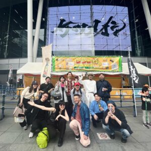 Mami Instagram - \ 万美文字 "ケツメイシ" トラック/

ケツメイシ TOUR 2024, 4/21 埼玉スーパーアリーナ
@ketsume_official 
道玄坂の蕎麦屋クルーと遠足🚃

様々なアイテムに万美文字ご使用いただき光栄です。
特にトラックのナンバーが「け・・66」だったのが嬉しい！私の誕生日が6月6日でいつも66という数字が人生にまとわりついてるので。ケツメイシ66

そして何よりケツメイシのライブとても楽しかった！
客層の幅広さ、3時間様々な角度からブチ上げ続けるステージ、更にハチャメチャに騒ぐ2万人のお客さんに感動🌵🪇🌮
個人的に大好きな国、メキシコがテーマでミュージカルコントも思い出深い👮

片岡さん、一緒に行ってくれたみんなもありがとう！

#ケツメイシ #ketsumeishi #ケツメイシtour2024 #あっちこっちでマリアッチ #埼玉スーパーアリーナ