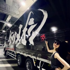 Mami Instagram - \ 万美文字 "ケツメイシ" トラック/

ケツメイシ TOUR 2024, 4/21 埼玉スーパーアリーナ
@ketsume_official 
道玄坂の蕎麦屋クルーと遠足🚃

様々なアイテムに万美文字ご使用いただき光栄です。
特にトラックのナンバーが「け・・66」だったのが嬉しい！私の誕生日が6月6日でいつも66という数字が人生にまとわりついてるので。ケツメイシ66

そして何よりケツメイシのライブとても楽しかった！
客層の幅広さ、3時間様々な角度からブチ上げ続けるステージ、更にハチャメチャに騒ぐ2万人のお客さんに感動🌵🪇🌮
個人的に大好きな国、メキシコがテーマでミュージカルコントも思い出深い👮

片岡さん、一緒に行ってくれたみんなもありがとう！

#ケツメイシ #ketsumeishi #ケツメイシtour2024 #あっちこっちでマリアッチ #埼玉スーパーアリーナ