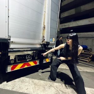Mami Instagram - \ 万美文字 "ケツメイシ" トラック/

ケツメイシ TOUR 2024, 4/21 埼玉スーパーアリーナ
@ketsume_official 
道玄坂の蕎麦屋クルーと遠足🚃

様々なアイテムに万美文字ご使用いただき光栄です。
特にトラックのナンバーが「け・・66」だったのが嬉しい！私の誕生日が6月6日でいつも66という数字が人生にまとわりついてるので。ケツメイシ66

そして何よりケツメイシのライブとても楽しかった！
客層の幅広さ、3時間様々な角度からブチ上げ続けるステージ、更にハチャメチャに騒ぐ2万人のお客さんに感動🌵🪇🌮
個人的に大好きな国、メキシコがテーマでミュージカルコントも思い出深い👮

片岡さん、一緒に行ってくれたみんなもありがとう！

#ケツメイシ #ketsumeishi #ケツメイシtour2024 #あっちこっちでマリアッチ #埼玉スーパーアリーナ