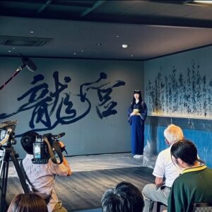 Mami Instagram - “龍宮”
2024,06,24, 佐賀県嬉野市・和楽園
@warakuen_chagokoro 

素晴らしい旅館の50周年を記念し、リニューアルされた客室の内装を担当いたしました。

「書く文字はお任せします」
と３代目よりオーダーをいただき、”日本三大美肌の湯” として知られる嬉野の泉質に癒されつつ、頭を振り絞って考えました。

左の壁「龍宮」は、
壁：艶消し藍色
インク：艶ありのネイビー
※これからベッドが来るので下のスペース空けてます💤

右の壁「亀ものがたり」は、
壁：艶消し藍色
インク：艶あり黒、艶ありネイビー、艶消し青緑

3色で書いた「亀ものがたり」は角度により見え方が変わり、まるで立体物のような平面作品を完成させることができました。

また、「龍宮」の文字を選んだ理由は以下。

--

①和楽園入り口にある池の亀たちが、竜宮城の乙姫を慕っていたという「亀ものがたり」のお話よりインスピレーションを受けた。

②竜宮城には水の神様がいる。和楽園はお茶と温泉を大切にしていて、どちらも水が鍵となる。

③竜宮城に赴いた者へは宝物が与えられる。私自身も、和楽園にて沢山の宝物となる時間を過ごさせていただいた。

④和楽園から徒歩圏内に豊玉姫（別名：乙姫）をお祀りする神社があり、書く前に参拝した。

〜三代目より個人的なエピソードも入れてOKと言われたので〜

⑤和楽園に伺った２日間、爽やかな雨が降っていて、龍神様が喜んでいるように感じた。

⑥自分自身の中にも新しい命がいて、水（羊水）がとても大切。龍年に子供を授かり出産することと、和楽園も今年50周年を期に新たな挑戦をするということで、「竜宮」を「龍宮」と表記した。

--

和楽園さん50周年おめでとうございます。
そしてお招きいただき、特別な時間を作っていただき、ありがとうございます！！！
またすぐに行きたい♨️🍵　

#和楽園 #嬉野温泉 #嬉野茶
#書道家万美 #mamimozi #Calligraf2ity