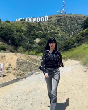 Mami Instagram - 自分以上に周りの人達が大好きな1年だった！
いつも一緒にいてくれる仲間や家族に心の底からBIG LOVE🫶ありがとう！！！

特に大きく変わったのは、弊社、株式会社 万美！
ずっと1人でやってきた書道のお仕事が3人体制になったこと。
自分の能力にない分野も自分の一部としてできるようになっているのがなんか、新しく生えた指への血流UPする感じ？
スタッフのZ( @kaleva_aalto )とMC( @micco_023 )いつも無茶な要望をなんとか実現してくれて、ありがとう！おかげさまで新しいことできて、夢を掴めて広がれてます☀️
来年はどんな指を生やして血を流そうか、どこに関節つくろうか、足が３本になったらより遠くに行けるのか？いろんなことを試して失敗と反省を繰り返したい！

ここ数年、大晦日は自分の楽しかった/知見が広がった/嬉しかった瞬間の写真をupしてるけど、今年はよりナチュラル、頑張りすぎずに楽しかった1年だったと思った！