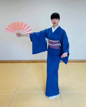 Mami Instagram - 自分以上に周りの人達が大好きな1年だった！
いつも一緒にいてくれる仲間や家族に心の底からBIG LOVE🫶ありがとう！！！

特に大きく変わったのは、弊社、株式会社 万美！
ずっと1人でやってきた書道のお仕事が3人体制になったこと。
自分の能力にない分野も自分の一部としてできるようになっているのがなんか、新しく生えた指への血流UPする感じ？
スタッフのZ( @kaleva_aalto )とMC( @micco_023 )いつも無茶な要望をなんとか実現してくれて、ありがとう！おかげさまで新しいことできて、夢を掴めて広がれてます☀️
来年はどんな指を生やして血を流そうか、どこに関節つくろうか、足が３本になったらより遠くに行けるのか？いろんなことを試して失敗と反省を繰り返したい！

ここ数年、大晦日は自分の楽しかった/知見が広がった/嬉しかった瞬間の写真をupしてるけど、今年はよりナチュラル、頑張りすぎずに楽しかった1年だったと思った！