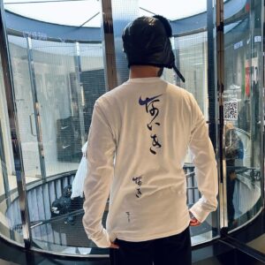 Mami Instagram - NIKE❤️‍🔥
SWOOSH × SHODO = SWOOSHODO

—

“NIKE BY YOU” Air Max Day 2024の企画へ書道提供いたしました。
"feel the unreal（常識が狂い出す）"をテーマにした新作シューズ"Air Max Dn"を"SWOOSHODO"で表した作品をお楽しみください。

I participated in “NIKE BY YOU” Air Max Day 2024 project🇯🇵
Please enjoy the "SWOOSHODO" work that represents the new "Air Max Dn" with the theme of "feel the unreal".

—

さまざまなカルチャーと書道をミックスさせることで、常識を狂わせてきた書道家 万美 / MAMIMOZI
Air Max Day 2024の熱狂を、SWOOSHが持つ躍動感と、SHODOが持つ力強さからインスパイアされたカリグラフィースタイル"SWHOOSHODO"で表します。

text: @kaleva_aalto 

—

こちらはNIKE原宿店3階、"NIKE BY YOU" にて展開中！
Tシャツの好きな位置にプリントできます👏
試してみた方は是非 @mamimozi でシェアしてね🙌
この春限定！

#MAMIMOZI #書道家万美 #Calligraf2ity #AirMaxDay