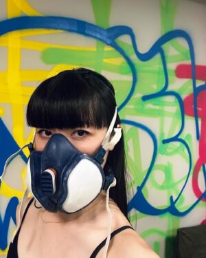Mami Instagram - 自分以上に周りの人達が大好きな1年だった！
いつも一緒にいてくれる仲間や家族に心の底からBIG LOVE🫶ありがとう！！！

特に大きく変わったのは、弊社、株式会社 万美！
ずっと1人でやってきた書道のお仕事が3人体制になったこと。
自分の能力にない分野も自分の一部としてできるようになっているのがなんか、新しく生えた指への血流UPする感じ？
スタッフのZ( @kaleva_aalto )とMC( @micco_023 )いつも無茶な要望をなんとか実現してくれて、ありがとう！おかげさまで新しいことできて、夢を掴めて広がれてます☀️
来年はどんな指を生やして血を流そうか、どこに関節つくろうか、足が３本になったらより遠くに行けるのか？いろんなことを試して失敗と反省を繰り返したい！

ここ数年、大晦日は自分の楽しかった/知見が広がった/嬉しかった瞬間の写真をupしてるけど、今年はよりナチュラル、頑張りすぎずに楽しかった1年だったと思った！