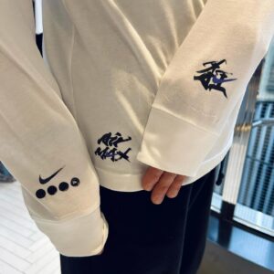 Mami Instagram - NIKE❤️‍🔥
SWOOSH × SHODO = SWOOSHODO

—

“NIKE BY YOU” Air Max Day 2024の企画へ書道提供いたしました。
"feel the unreal（常識が狂い出す）"をテーマにした新作シューズ"Air Max Dn"を"SWOOSHODO"で表した作品をお楽しみください。

I participated in “NIKE BY YOU” Air Max Day 2024 project🇯🇵
Please enjoy the "SWOOSHODO" work that represents the new "Air Max Dn" with the theme of "feel the unreal".

—

さまざまなカルチャーと書道をミックスさせることで、常識を狂わせてきた書道家 万美 / MAMIMOZI
Air Max Day 2024の熱狂を、SWOOSHが持つ躍動感と、SHODOが持つ力強さからインスパイアされたカリグラフィースタイル"SWHOOSHODO"で表します。

text: @kaleva_aalto 

—

こちらはNIKE原宿店3階、"NIKE BY YOU" にて展開中！
Tシャツの好きな位置にプリントできます👏
試してみた方は是非 @mamimozi でシェアしてね🙌
この春限定！

#MAMIMOZI #書道家万美 #Calligraf2ity #AirMaxDay