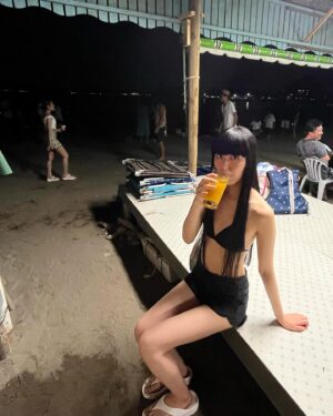 Mami Instagram - 自分以上に周りの人達が大好きな1年だった！
いつも一緒にいてくれる仲間や家族に心の底からBIG LOVE🫶ありがとう！！！

特に大きく変わったのは、弊社、株式会社 万美！
ずっと1人でやってきた書道のお仕事が3人体制になったこと。
自分の能力にない分野も自分の一部としてできるようになっているのがなんか、新しく生えた指への血流UPする感じ？
スタッフのZ( @kaleva_aalto )とMC( @micco_023 )いつも無茶な要望をなんとか実現してくれて、ありがとう！おかげさまで新しいことできて、夢を掴めて広がれてます☀️
来年はどんな指を生やして血を流そうか、どこに関節つくろうか、足が３本になったらより遠くに行けるのか？いろんなことを試して失敗と反省を繰り返したい！

ここ数年、大晦日は自分の楽しかった/知見が広がった/嬉しかった瞬間の写真をupしてるけど、今年はよりナチュラル、頑張りすぎずに楽しかった1年だったと思った！