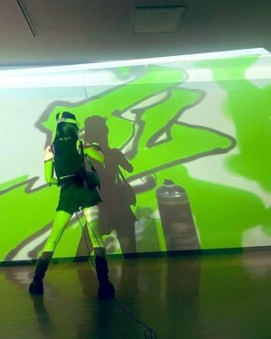 Mami Instagram - 自分以上に周りの人達が大好きな1年だった！
いつも一緒にいてくれる仲間や家族に心の底からBIG LOVE🫶ありがとう！！！

特に大きく変わったのは、弊社、株式会社 万美！
ずっと1人でやってきた書道のお仕事が3人体制になったこと。
自分の能力にない分野も自分の一部としてできるようになっているのがなんか、新しく生えた指への血流UPする感じ？
スタッフのZ( @kaleva_aalto )とMC( @micco_023 )いつも無茶な要望をなんとか実現してくれて、ありがとう！おかげさまで新しいことできて、夢を掴めて広がれてます☀️
来年はどんな指を生やして血を流そうか、どこに関節つくろうか、足が３本になったらより遠くに行けるのか？いろんなことを試して失敗と反省を繰り返したい！

ここ数年、大晦日は自分の楽しかった/知見が広がった/嬉しかった瞬間の写真をupしてるけど、今年はよりナチュラル、頑張りすぎずに楽しかった1年だったと思った！