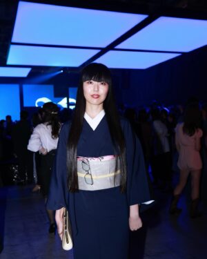 Mami Instagram - 自分以上に周りの人達が大好きな1年だった！
いつも一緒にいてくれる仲間や家族に心の底からBIG LOVE🫶ありがとう！！！

特に大きく変わったのは、弊社、株式会社 万美！
ずっと1人でやってきた書道のお仕事が3人体制になったこと。
自分の能力にない分野も自分の一部としてできるようになっているのがなんか、新しく生えた指への血流UPする感じ？
スタッフのZ( @kaleva_aalto )とMC( @micco_023 )いつも無茶な要望をなんとか実現してくれて、ありがとう！おかげさまで新しいことできて、夢を掴めて広がれてます☀️
来年はどんな指を生やして血を流そうか、どこに関節つくろうか、足が３本になったらより遠くに行けるのか？いろんなことを試して失敗と反省を繰り返したい！

ここ数年、大晦日は自分の楽しかった/知見が広がった/嬉しかった瞬間の写真をupしてるけど、今年はよりナチュラル、頑張りすぎずに楽しかった1年だったと思った！