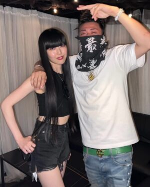 Mami Instagram - 自分以上に周りの人達が大好きな1年だった！
いつも一緒にいてくれる仲間や家族に心の底からBIG LOVE🫶ありがとう！！！

特に大きく変わったのは、弊社、株式会社 万美！
ずっと1人でやってきた書道のお仕事が3人体制になったこと。
自分の能力にない分野も自分の一部としてできるようになっているのがなんか、新しく生えた指への血流UPする感じ？
スタッフのZ( @kaleva_aalto )とMC( @micco_023 )いつも無茶な要望をなんとか実現してくれて、ありがとう！おかげさまで新しいことできて、夢を掴めて広がれてます☀️
来年はどんな指を生やして血を流そうか、どこに関節つくろうか、足が３本になったらより遠くに行けるのか？いろんなことを試して失敗と反省を繰り返したい！

ここ数年、大晦日は自分の楽しかった/知見が広がった/嬉しかった瞬間の写真をupしてるけど、今年はよりナチュラル、頑張りすぎずに楽しかった1年だったと思った！