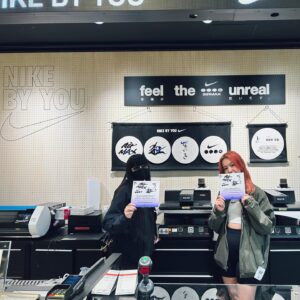 Mami Instagram - NIKE❤️‍🔥
SWOOSH × SHODO = SWOOSHODO

—

“NIKE BY YOU” Air Max Day 2024の企画へ書道提供いたしました。
"feel the unreal（常識が狂い出す）"をテーマにした新作シューズ"Air Max Dn"を"SWOOSHODO"で表した作品をお楽しみください。

I participated in “NIKE BY YOU” Air Max Day 2024 project🇯🇵
Please enjoy the "SWOOSHODO" work that represents the new "Air Max Dn" with the theme of "feel the unreal".

—

さまざまなカルチャーと書道をミックスさせることで、常識を狂わせてきた書道家 万美 / MAMIMOZI
Air Max Day 2024の熱狂を、SWOOSHが持つ躍動感と、SHODOが持つ力強さからインスパイアされたカリグラフィースタイル"SWHOOSHODO"で表します。

text: @kaleva_aalto 

—

こちらはNIKE原宿店3階、"NIKE BY YOU" にて展開中！
Tシャツの好きな位置にプリントできます👏
試してみた方は是非 @mamimozi でシェアしてね🙌
この春限定！

#MAMIMOZI #書道家万美 #Calligraf2ity #AirMaxDay