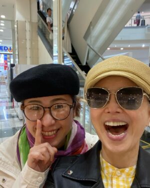 Mami Kumagai Instagram - とある休み
AEONで会ったのはこの人。
笑笑
2人ともめっちゃ休みモード。
でも私のサングラスは西部警察。笑笑
まさかこんなとこで？！

遠くから、間違えてもいいように
エリコちゃん！
と呼んでみたら振り向いた。

嬉しいな
こういう時ご縁があるなって思う。

#イオンでバッタリ
#浜松あるある
#浜松での日常
#熊谷真実
