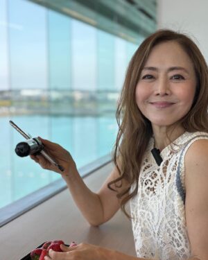Mami Kumagai Instagram - 一昨日は、湖西市ボートレース場でトークショーがありました！
今のボートレース場ってめっちゃ綺麗でした
子供と一緒に来てずーっと遊べる！！

舟券も初めて買いました！
当たらなかったけど、ワクワク感がたまらない！
一日中いて楽しめます！

熊谷真実のまみちゃんねるでもその様子オンエアしますよー

中村獅童さんのお顔とツーショットです！ふふ！

#熊谷真実
#湖西市ボートレース場
#やらまいか杯
#トークショー
