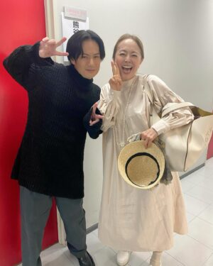 Mami Kumagai Instagram - アッくんこと
佐藤アツヒロさん。

舞台
おかんの嫁入り
で再演も含めて長くご一緒しました。

久しぶりにお会いしたアッくんに

そーいえばアッくんとの気の利いたエピソード浮かばなかった

と言ったら

よく言うよ！
僕の前までスムージー持ってきて、飲み干すまで動かなかったくせに！
って。笑

あーそうだった

私はいつもいつもスムージー作ってたのだ。
巡業にいくと野菜をあまり食べないから
毎日作ってたのだ

飲み干すまでじっと目の前で立ってたのだ。
あー
私って究極のおせっかいだわ。

と言うわけでいまでも仲のいいアッくんです。

私の嬉しそうな顔ったら！笑

#佐藤アツヒロ
#熊谷真実
#ダウンタウンデラックス
#再会
#仲間って嬉しいね
#ご視聴ありがとうございました
#濱田さんは本当に素敵