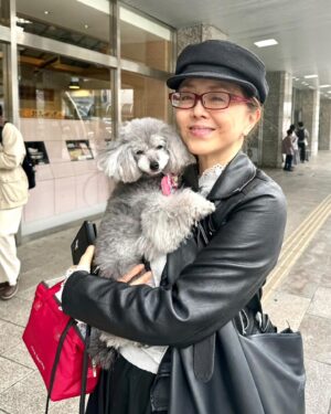 Mami Kumagai Instagram - 東京行ってきました。

私とももちゃん似てきたような。笑
まこちゃんのおかげで安心して東京行けます

#東京行ってきます
#浜松駅前
#熊谷真実
#シルバープードル
#わんこってこんなに可愛いの