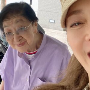 Mami Kumagai Instagram - 石井ふく子先生にお会いしました。

久しぶりにお会いした石井先生、
今年で98歳におなりになられるとは信じられない若さ。

いまだに先生にご馳走になってしまってる私。
いつになったらご恩返しできるのか。

40歳で先生に出会って、24年。
先生の演出の舞台でちょっとだけ一人前になれた。
先生は私の舞台の師匠です。

先生の芸能界でのお付き合いは限りなく、
先生を師と仰ぐ方もたくさんいらっしゃいます。

こうしてお会いできることが本当にありがたく。

石井先生
本当にありがとうございます。

追伸

今日インタビューが
ネット配信されたおかげで
たくさんの方に見ていただき
ありがとうございます。

感謝いたします。

#熊谷真実
#石井ふく子先生
#東京で
#素敵な方にお会いできた