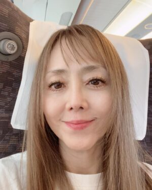 Mami Kumagai Instagram - 前髪作ってみた。
切ったの久しぶり。

昨夜見たインスタのキャバ嬢のララちゃんが可愛すぎて切りたくなり。笑
近からず近からず。

気分転換しました。

しっかしアプリは盛ってくれます。
誤解するよね。自分。笑

あと少しで今年も半分。
たのしくいきましよ

東京行ってきます

今日はダウンタウンデラックスに出まーす

#熊谷真実
#ダウンタウンデラックス
#本日出演
#前髪切ったよ
#新鮮