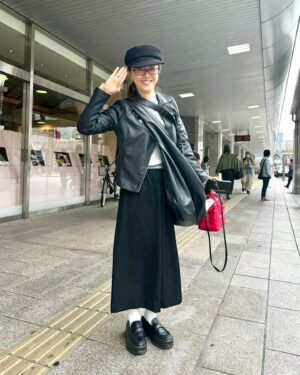 Mami Kumagai Instagram - 東京行ってきました。

私とももちゃん似てきたような。笑
まこちゃんのおかげで安心して東京行けます

#東京行ってきます
#浜松駅前
#熊谷真実
#シルバープードル
#わんこってこんなに可愛いの