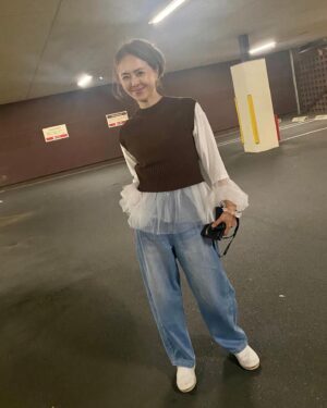 Mami Kumagai Instagram - だんだん崩れていく様。

カッコつけてるだけじゃ気が済まない。
オチを作りたくなるタイプ

Tシャツがかわいいよねなんて言うの？
ふわふわ
意外と暑いけどね。
笑
あ、

ふわふわ付きTシャツはともちゃんとこです

#熊谷真実
#ちょっと可愛いと思って

#ふん、64のくせに
#と、いつも自分を戒めてます