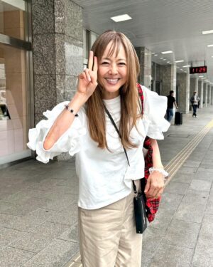 Mami Kumagai Instagram - 前髪作ってみた。
切ったの久しぶり。

昨夜見たインスタのキャバ嬢のララちゃんが可愛すぎて切りたくなり。笑
近からず近からず。

気分転換しました。

しっかしアプリは盛ってくれます。
誤解するよね。自分。笑

あと少しで今年も半分。
たのしくいきましよ

東京行ってきます

今日はダウンタウンデラックスに出まーす

#熊谷真実
#ダウンタウンデラックス
#本日出演
#前髪切ったよ
#新鮮