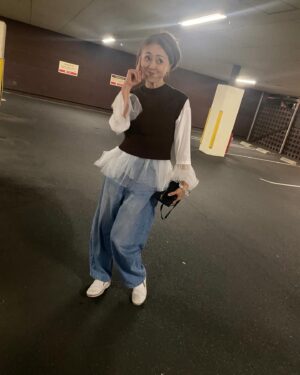 Mami Kumagai Instagram - だんだん崩れていく様。

カッコつけてるだけじゃ気が済まない。
オチを作りたくなるタイプ

Tシャツがかわいいよねなんて言うの？
ふわふわ
意外と暑いけどね。
笑
あ、

ふわふわ付きTシャツはともちゃんとこです

#熊谷真実
#ちょっと可愛いと思って

#ふん、64のくせに
#と、いつも自分を戒めてます