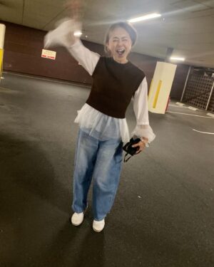 Mami Kumagai Instagram - だんだん崩れていく様。

カッコつけてるだけじゃ気が済まない。
オチを作りたくなるタイプ

Tシャツがかわいいよねなんて言うの？
ふわふわ
意外と暑いけどね。
笑
あ、

ふわふわ付きTシャツはともちゃんとこです

#熊谷真実
#ちょっと可愛いと思って

#ふん、64のくせに
#と、いつも自分を戒めてます