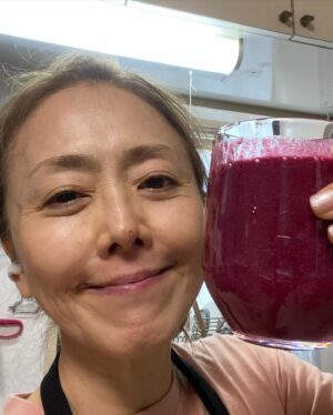Mami Kumagai Instagram - やっとのんびりできた。
鼻の頭にできものできた。

庭の紫陽花が美しかった。
マリアさんにもらったビーツでスムージーにしたら
えらく美味しかった

#熊谷真実
#紫陽花の花
#部屋の片付けできました
#一日中働いたな