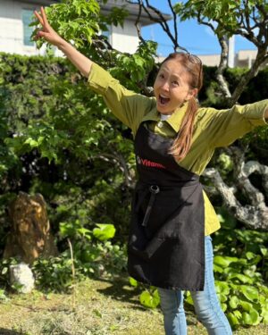 Mami Kumagai Instagram - かおの部分を引き延ばしてみてはいけませんよ。

やっと晴れて幸せになりました、

畑の土も整えましたしミントも鉢植えしました、

お庭の仕事を穴原さんにしてもらいながら私もできる事をしました、

晴れの日って気持ちも晴れやか。
それだけで手を合わせたくなる

#熊谷真実
#お庭で
#ジャガイモとれた
#ミントも植えた