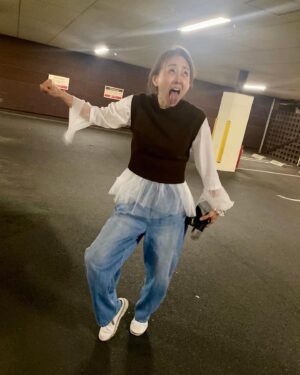 Mami Kumagai Instagram - だんだん崩れていく様。

カッコつけてるだけじゃ気が済まない。
オチを作りたくなるタイプ

Tシャツがかわいいよねなんて言うの？
ふわふわ
意外と暑いけどね。
笑
あ、

ふわふわ付きTシャツはともちゃんとこです

#熊谷真実
#ちょっと可愛いと思って

#ふん、64のくせに
#と、いつも自分を戒めてます