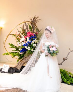 Mami Kumagai Instagram - 6月2日
浜松エストリアルで
ささやかな結婚パーティーをさせていただきました。

私たち2人は実は結婚パーティーを予定していませんでした。

でも妹の松田美由紀が、「真実ちゃんの結婚パーティーしてあげてください」と言ってくれたのがきっかけでした。

64歳のウエディング姿。
恥ずかしいいけど嬉しかった。

みんなで泣いたり笑ったり。

こんな幸せあるんだね。

妹に感謝。
姉に感謝
そして夫さんのお義母様に感謝

いらしてくださった皆様に感謝。

本当は投稿もする予定ではありませんでした。
ついシルクさんが嬉しくて投稿してしまい。笑

なので、望月やすこカメラマンが撮ってくださった
お気に入りの写真を載せさせていただきます。笑

写ってはいけない人もいらっしゃるので、あたしだけで。
あ、反社ではありませんよ。笑
出席なさった方は私だけのお写真をお願いね。
皆さんほんとに綺麗だった。

素敵だった。
もう
感動だった

本当は5万9000人の方に招待状お出ししたかった。

そしてYahooニュースの方
この写真を使ってもらいたいわん。笑
後ろのフラワーアレンジメントは志穂美悦子さんのプレゼントです。
えっちゃん
ありがとうございます。
涙

ご協力してくださった皆様
インスタに投稿は申し訳ないですが、私だけにしてください。

参加してくださった方と撮った写真は個人で楽しんでくださいね。

よろしくお願いします。

カメラマン
#望月やすこ
#熊谷真実
#フラワーアレンジメント
#志穂美悦子
#Yuki
#ウエディングドレス着たよ
#幾つになってもウエディングドレス着たい
#ジェラトッテイ
#スマイルベリー
#シゼンタイ
#ナチュレスト
#浜松エストリアル
#春華堂
#マミーズビスケット
#メイク坂田佳子
#ヘアーユーカリ美容室
#カメラ広岡