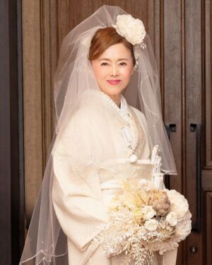 Mami Kumagai Instagram - 6月2日
浜松エストリアルで
ささやかな結婚パーティーをさせていただきました。

私たち2人は実は結婚パーティーを予定していませんでした。

でも妹の松田美由紀が、「真実ちゃんの結婚パーティーしてあげてください」と言ってくれたのがきっかけでした。

64歳のウエディング姿。
恥ずかしいいけど嬉しかった。

みんなで泣いたり笑ったり。

こんな幸せあるんだね。

妹に感謝。
姉に感謝
そして夫さんのお義母様に感謝

いらしてくださった皆様に感謝。

本当は投稿もする予定ではありませんでした。
ついシルクさんが嬉しくて投稿してしまい。笑

なので、望月やすこカメラマンが撮ってくださった
お気に入りの写真を載せさせていただきます。笑

写ってはいけない人もいらっしゃるので、あたしだけで。
あ、反社ではありませんよ。笑
出席なさった方は私だけのお写真をお願いね。
皆さんほんとに綺麗だった。

素敵だった。
もう
感動だった

本当は5万9000人の方に招待状お出ししたかった。

そしてYahooニュースの方
この写真を使ってもらいたいわん。笑
後ろのフラワーアレンジメントは志穂美悦子さんのプレゼントです。
えっちゃん
ありがとうございます。
涙

ご協力してくださった皆様
インスタに投稿は申し訳ないですが、私だけにしてください。

参加してくださった方と撮った写真は個人で楽しんでくださいね。

よろしくお願いします。

カメラマン
#望月やすこ
#熊谷真実
#フラワーアレンジメント
#志穂美悦子
#Yuki
#ウエディングドレス着たよ
#幾つになってもウエディングドレス着たい
#ジェラトッテイ
#スマイルベリー
#シゼンタイ
#ナチュレスト
#浜松エストリアル
#春華堂
#マミーズビスケット
#メイク坂田佳子
#ヘアーユーカリ美容室
#カメラ広岡