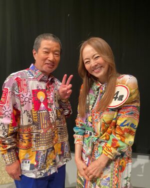Mami Kumagai Instagram - 今週木曜日
ダウンタウンデラックス

キム兄こと木村祐一さんとなぜか似た感じに。笑
あ、被りましたね、って思わず笑った写真。

胸の64歳は勲章。笑

とても楽しかったです。

佐藤アツヒロさんは舞台でご一緒させてもらいました,

おかんの嫁入りという舞台で
おかんと恋人だったのよ

そして浜田さんはバラエティ界の矢沢さんだ！と思いました。

#熊谷真実
#ダウンタウンデラックス
#木曜日10時 
#木村祐一さん
#浜田雅功さん
#佐藤アツヒロさん
#内海光司さん
#desigual