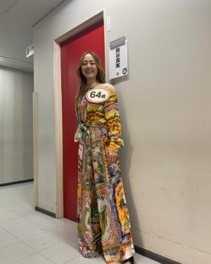 Mami Kumagai Instagram - 今週木曜日
ダウンタウンデラックス

キム兄こと木村祐一さんとなぜか似た感じに。笑
あ、被りましたね、って思わず笑った写真。

胸の64歳は勲章。笑

とても楽しかったです。

佐藤アツヒロさんは舞台でご一緒させてもらいました,

おかんの嫁入りという舞台で
おかんと恋人だったのよ

そして浜田さんはバラエティ界の矢沢さんだ！と思いました。

#熊谷真実
#ダウンタウンデラックス
#木曜日10時 
#木村祐一さん
#浜田雅功さん
#佐藤アツヒロさん
#内海光司さん
#desigual