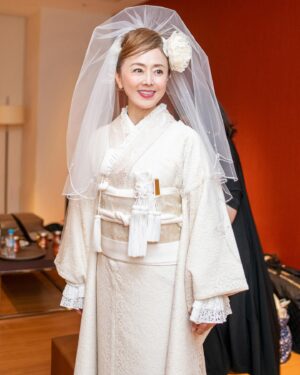 Mami Kumagai Instagram - 6月2日
浜松エストリアルで
ささやかな結婚パーティーをさせていただきました。

私たち2人は実は結婚パーティーを予定していませんでした。

でも妹の松田美由紀が、「真実ちゃんの結婚パーティーしてあげてください」と言ってくれたのがきっかけでした。

64歳のウエディング姿。
恥ずかしいいけど嬉しかった。

みんなで泣いたり笑ったり。

こんな幸せあるんだね。

妹に感謝。
姉に感謝
そして夫さんのお義母様に感謝

いらしてくださった皆様に感謝。

本当は投稿もする予定ではありませんでした。
ついシルクさんが嬉しくて投稿してしまい。笑

なので、望月やすこカメラマンが撮ってくださった
お気に入りの写真を載せさせていただきます。笑

写ってはいけない人もいらっしゃるので、あたしだけで。
あ、反社ではありませんよ。笑
出席なさった方は私だけのお写真をお願いね。
皆さんほんとに綺麗だった。

素敵だった。
もう
感動だった

本当は5万9000人の方に招待状お出ししたかった。

そしてYahooニュースの方
この写真を使ってもらいたいわん。笑
後ろのフラワーアレンジメントは志穂美悦子さんのプレゼントです。
えっちゃん
ありがとうございます。
涙

ご協力してくださった皆様
インスタに投稿は申し訳ないですが、私だけにしてください。

参加してくださった方と撮った写真は個人で楽しんでくださいね。

よろしくお願いします。

カメラマン
#望月やすこ
#熊谷真実
#フラワーアレンジメント
#志穂美悦子
#Yuki
#ウエディングドレス着たよ
#幾つになってもウエディングドレス着たい
#ジェラトッテイ
#スマイルベリー
#シゼンタイ
#ナチュレスト
#浜松エストリアル
#春華堂
#マミーズビスケット
#メイク坂田佳子
#ヘアーユーカリ美容室
#カメラ広岡